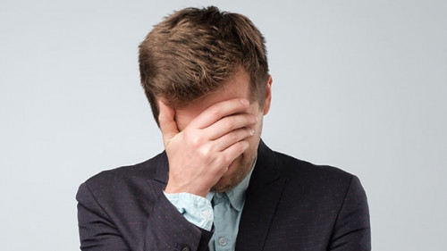 Anzugtraeger-Hand-Gesicht-222530850-AS-koldunova-anna