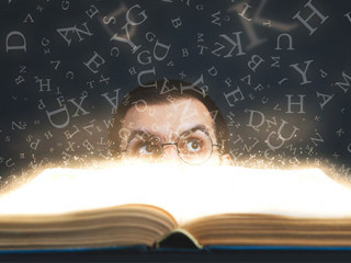 Mann-Zauberbuch-290856986-AS-eyeretina