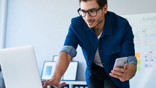 Mann-Laptop-Smartphone-137699572-AS-baranq