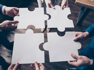 Anzugtraeger-Puzzleteile-253291390-AS-deagreez