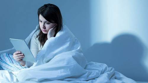 Frau-Bett-Tablet-120265211-AS-Photographee-eu