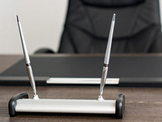 Schreibtisch-Buerostuhl-220145127-AS-TRAVELARIUM