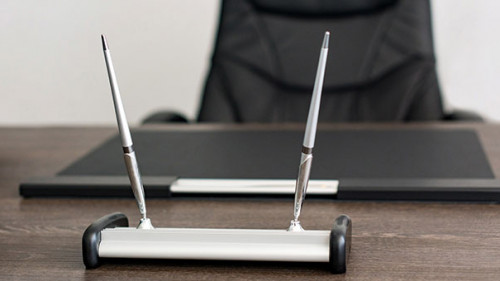 Schreibtisch-Buerostuhl-220145127-AS-TRAVELARIUM