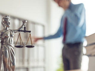 Iustitia-Anzugtraeger-Telefon-253072174-AS-Bits-and-Splits