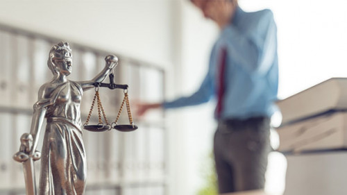 Iustitia-Anzugtraeger-Telefon-253072174-AS-Bits-and-Splits