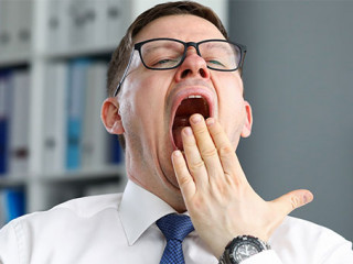 Anzugtraeger-gaehnt-339570794-AS-megaflopp