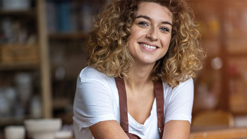 Frau-Coffeeshop-295527750-AS-pikselstock