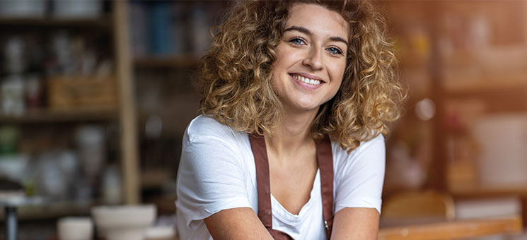 Frau-Coffeeshop-295527750-AS-pikselstock