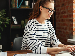 Frau-Freelancer-Laptop-335923293-AS-JenkoAtaman