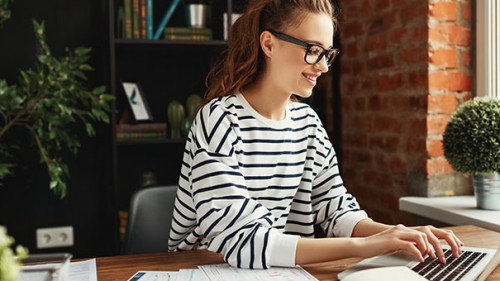 Frau-Freelancer-Laptop-335923293-AS-JenkoAtaman