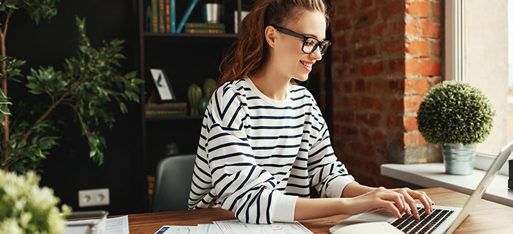Frau-Freelancer-Laptop-335923293-AS-JenkoAtaman