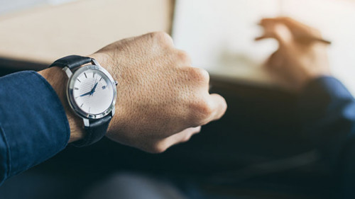 Mann-Armbanduhr-317639168-AS-panitan