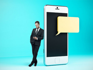 Anzugtraeger-Smartphone-215611209-AS-peshkova