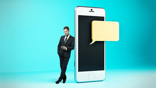 Anzugtraeger-Smartphone-215611209-AS-peshkova