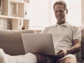 Mann-Gips-Laptop-220463405-AS-VadimGuzhva