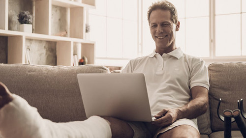 Mann-Gips-Laptop-220463405-AS-VadimGuzhva