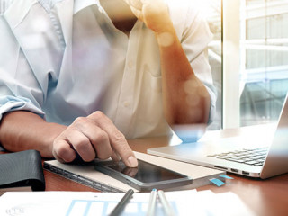 Anzugtraeger-Laptop-90491239-AS-everythingpossible