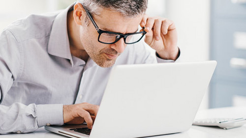 Anzugtraeger-Laptop-verwirrt-341641468-AS--StockPhotoPro