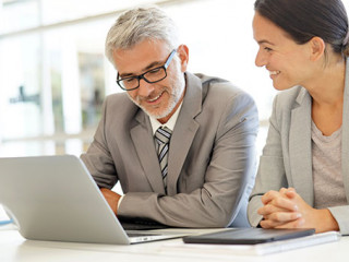 Anzugtraeger-Laptop-laecheln-274874013-AS-goodluz