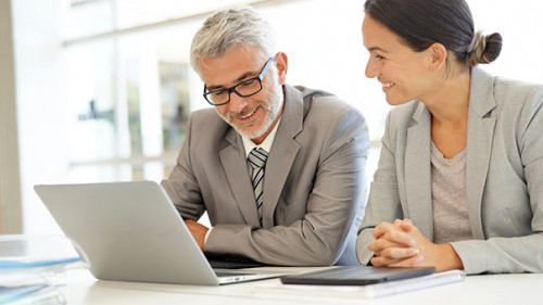 Anzugtraeger-Laptop-laecheln-274874013-AS-goodluz