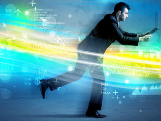 Anzugtraeger-Laptop-99683151-AS--ra2-studio