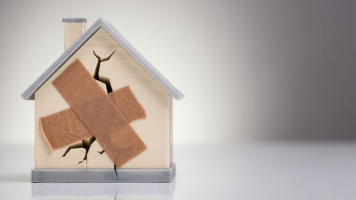 Pflaster-auf-Haus-263368027-AS-Andrey-Popov