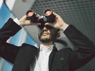 Anzugtraeger-Fernglas-132422323-AS-F8studio