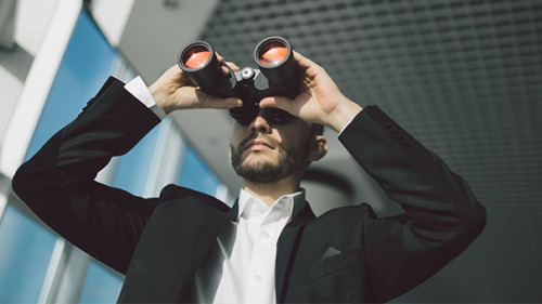 Anzugtraeger-Fernglas-132422323-AS-F8studio