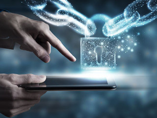 Haende-Tablet-Schloss-331153025-AS-sasun-Bughdaryan