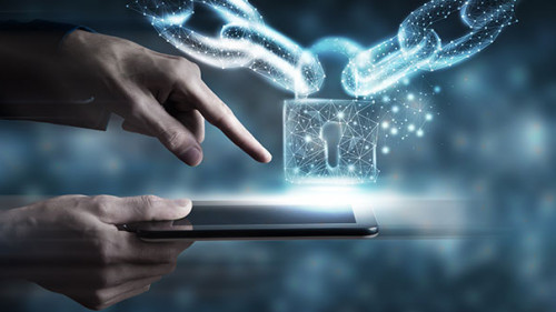 Haende-Tablet-Schloss-331153025-AS-sasun-Bughdaryan