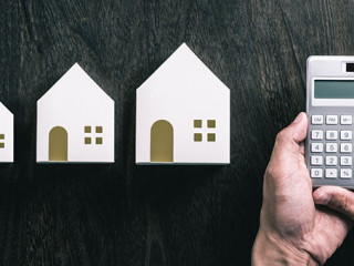 Haueser-Haende-Taschenrechner-183457733-AS-taa22