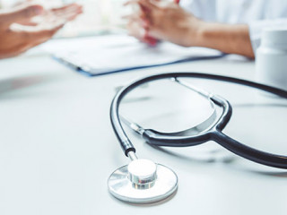 Arzt-Patient-Stethoskop-288590851-AS--joyfotoliakid