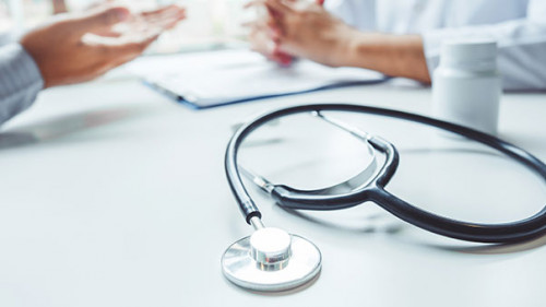 Arzt-Patient-Stethoskop-288590851-AS--joyfotoliakid