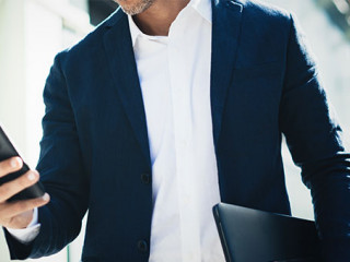 Anzugtraeger-Smartphone-199991968-AS-Rymden