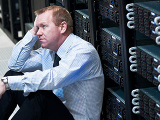 Anzugtraeger-verzweifelt-Server-78784449-AS-Arjuna-Kodisinghe