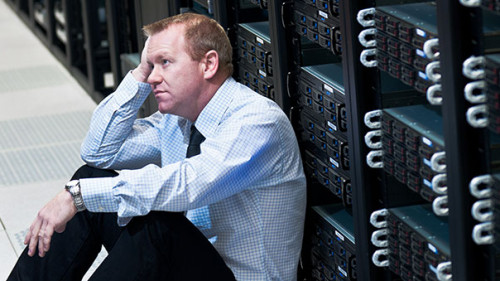 Anzugtraeger-verzweifelt-Server-78784449-AS-Arjuna-Kodisinghe