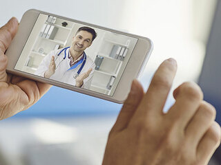 Haende-Smartphone-Arzt-340297450-AS-Studio-Romantic