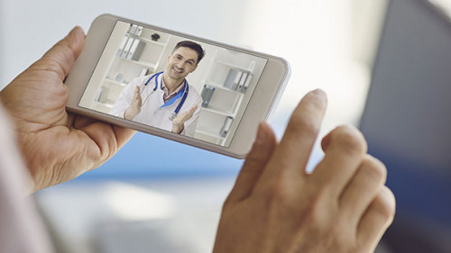 Haende-Smartphone-Arzt-340297450-AS-Studio-Romantic