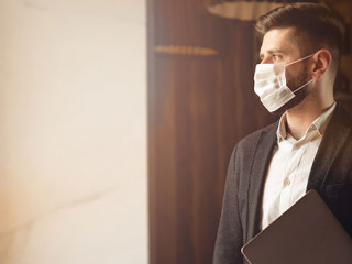 Anzugtraeger-Maske-326650396-AS-atAlexander-Shelegov