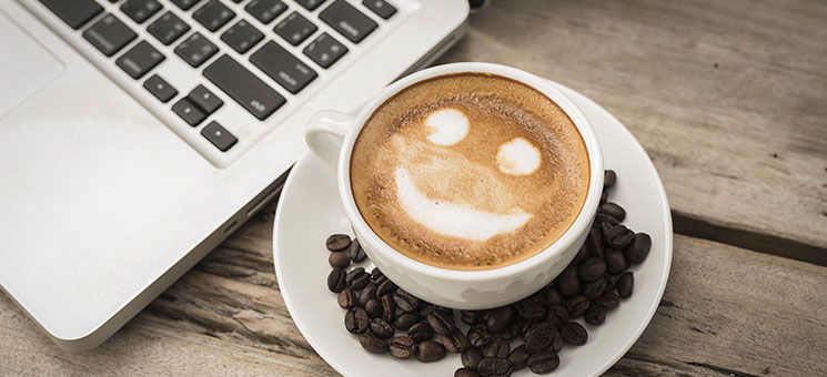 Laptop-Kaffee-Laecheln-92595428-AS-chanawit