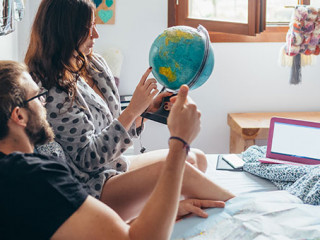 Mann-Frau-Globus-303842055-AS-Eugenio-Marongiu