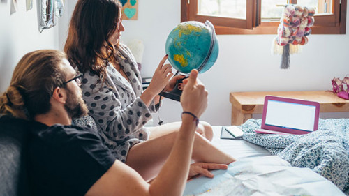 Mann-Frau-Globus-303842055-AS-Eugenio-Marongiu