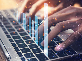 Haende-Laptop-Balkendiagramm-279424236-AS--Looker-Studio