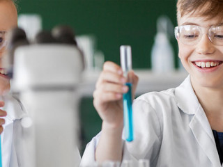 Kinder-experimentieren-218052709-AS-Syda-Productions