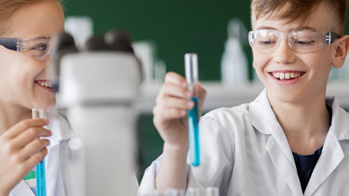 Kinder-experimentieren-218052709-AS-Syda-Productions