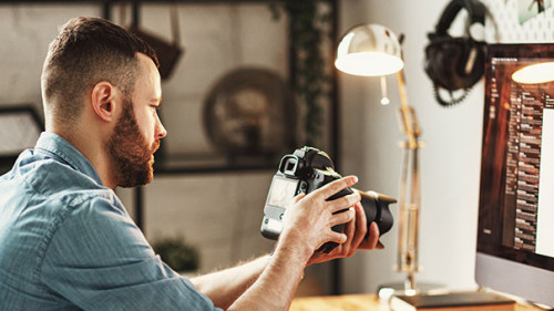 Fotograf-Computer-338006343-AS-JenkoAtaman