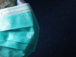 Erdball-mit-Schutzmaske-329386576-AS-Paopano