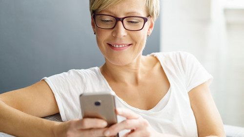 Frau-Smartphone-170681941-AS-contrastwerkstatt