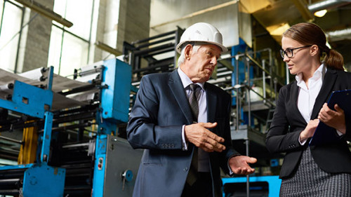 Anzugtraeger-Anzutraegerin-Fabrik-171983069-AS-Seventyfour