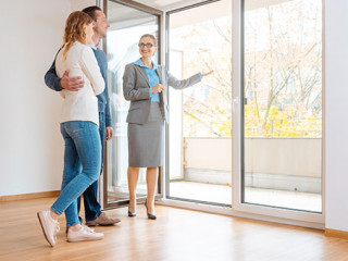 Maklerin-Paar-242308672-AS-Kzenon